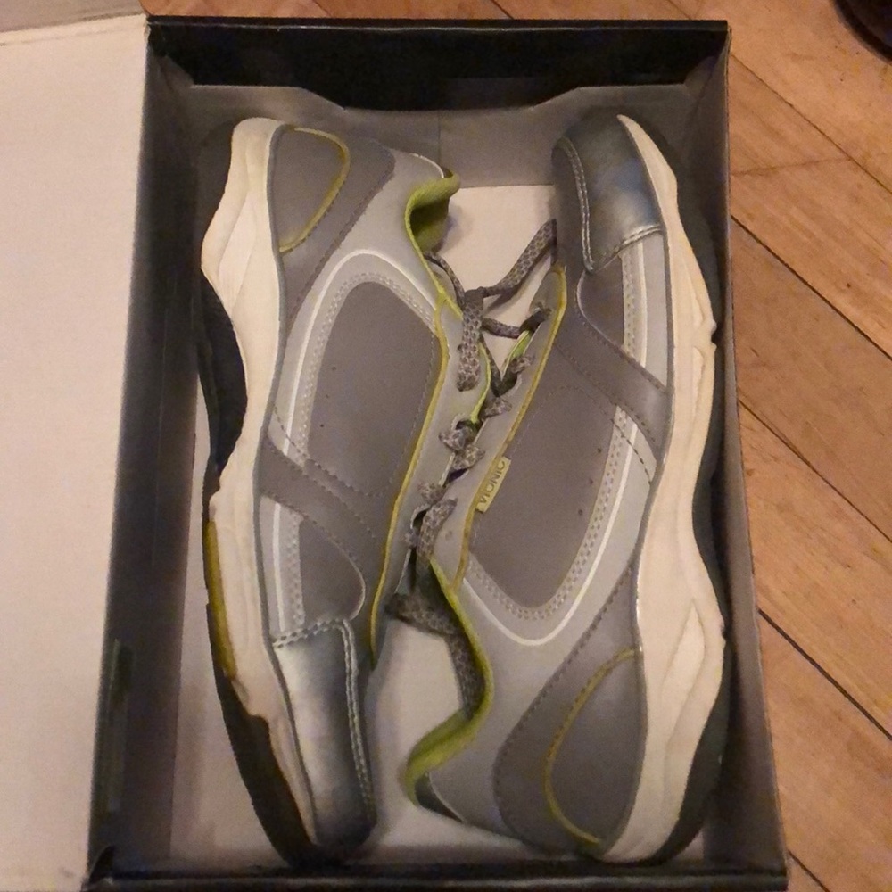 Vionic tennis shoes